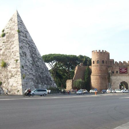 Modern Apartment Near Colosseum Roma Esterno foto