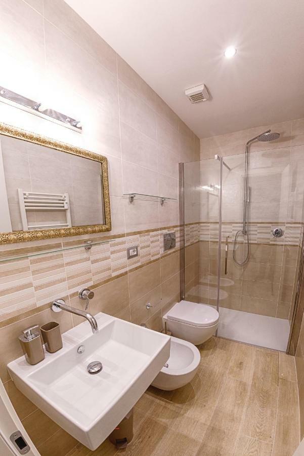 Modern Apartment Near Colosseum Roma Esterno foto